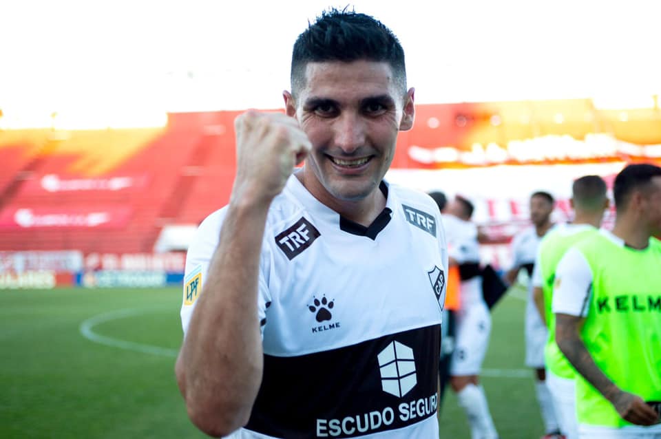 Platense volvió con gloria a la primera división con el triunfo ante Argentinos Juniors