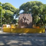 La Comuna 12 restaura la fuente que rodea al monumento de Plaza Echeverría