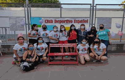 Pintaron un banco Rojo en Español contra la violencia de género