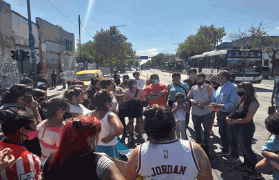 Comuneros acompañaron reclamo vecinal en “la veredita”