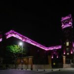 Ciudad ilumina monumentos y edificios de lila por el Día de la Mujer