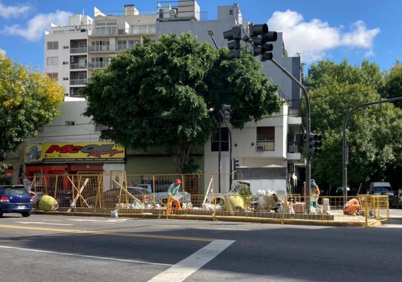 Avanza la obra para colocar césped en el derivador de Balbín y Lugones