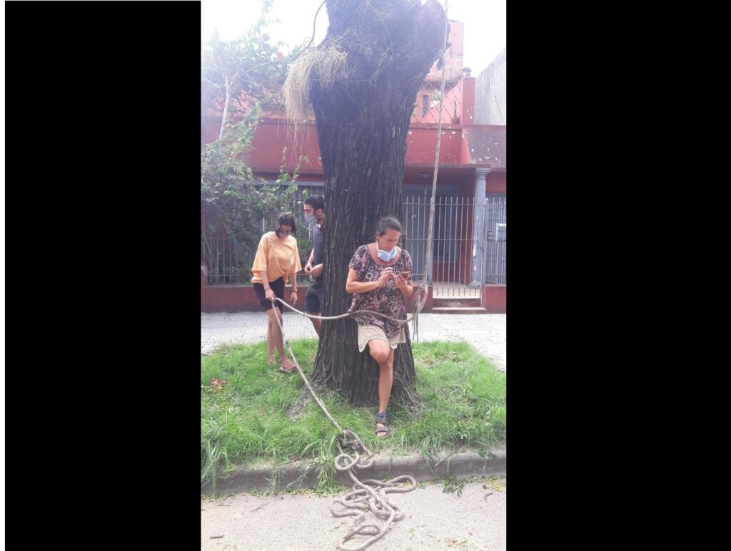 Una vecina de Villa Urquiza se ató a una árbol para evitar su extracción