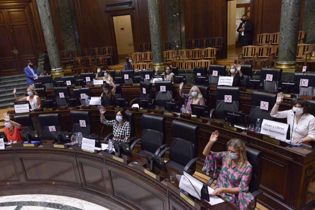 En modalidad mixta, la Legislatura porteña sesionó por primera vez en el año con eje en la pandemia y el 8M