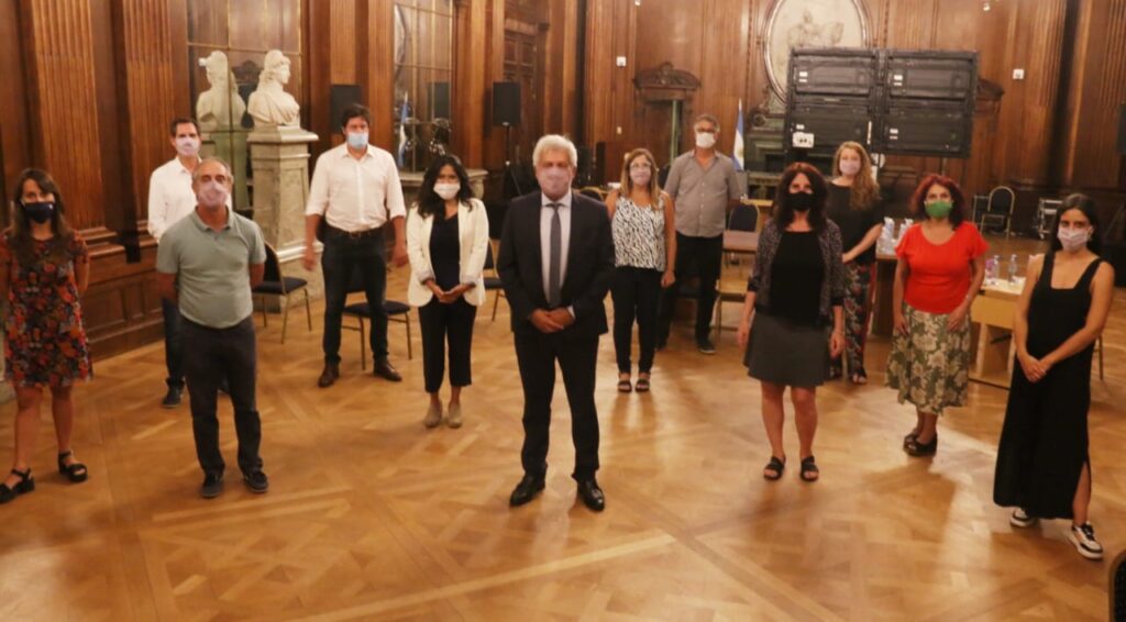 Legisladores del Frente de Todos criticaron la vacunación a mayores y recordaron que Nación echó a Vanoli por el desborde con los jubilados frente a los bancos