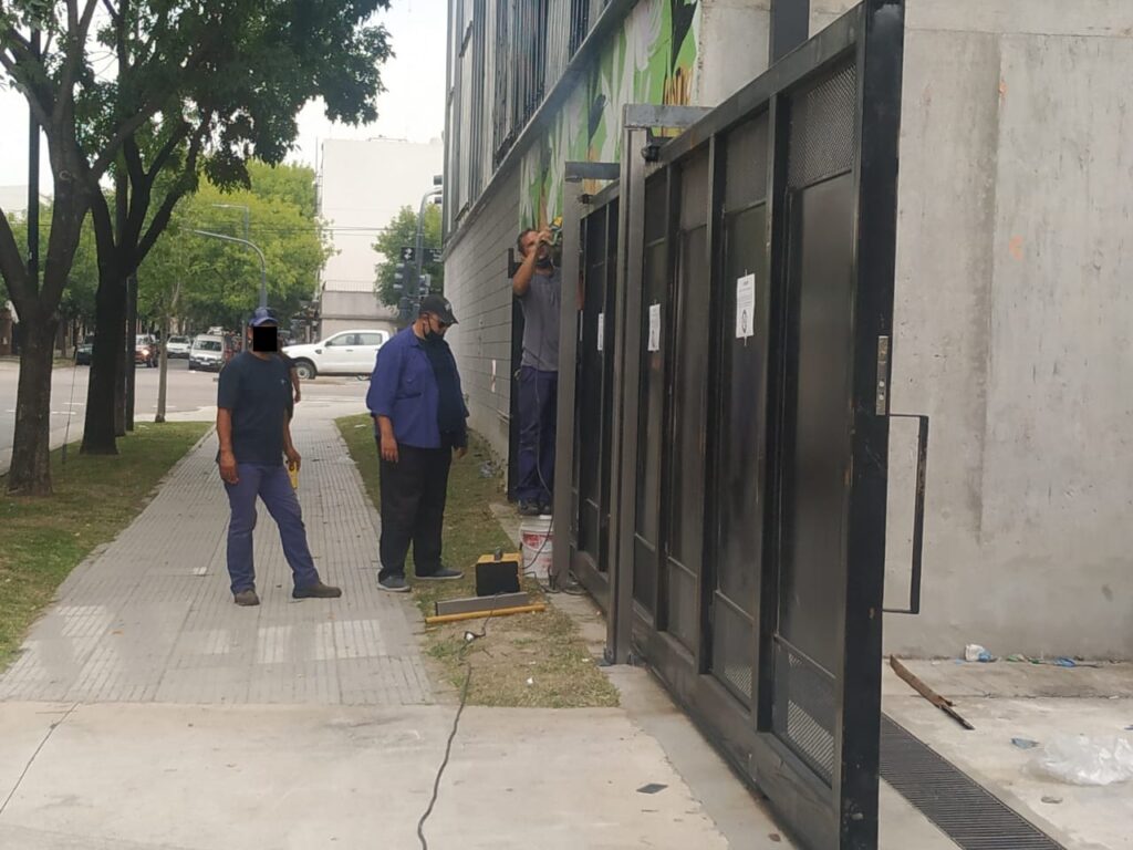 Repararon el portón y maquinaria en la planta de reciclaje, pero los trabajadores continúan en “estado de alerta y movilización”