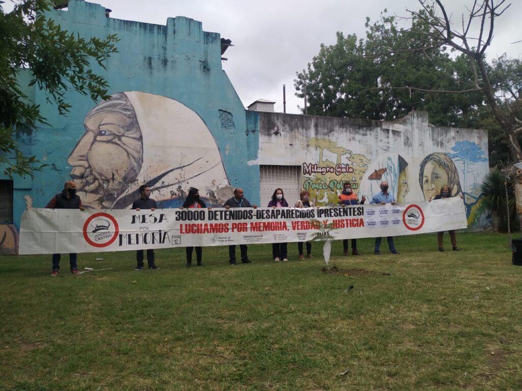 Plantan árboles en el Parque Goyeneche al iniciar la Semana de la Memoria en la Comuna 12