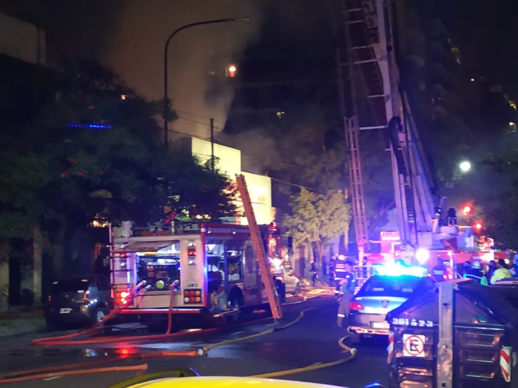 Se incendió un supermercado en Monroe y Lugones, hubo explosiones y evacuaron la manzana entera