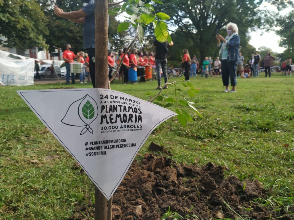 Con música de La Chilinga y una muestra de fotos, plantaron árboles en Parque Saavedra por la Semana de la Memoria de la Comuna 12