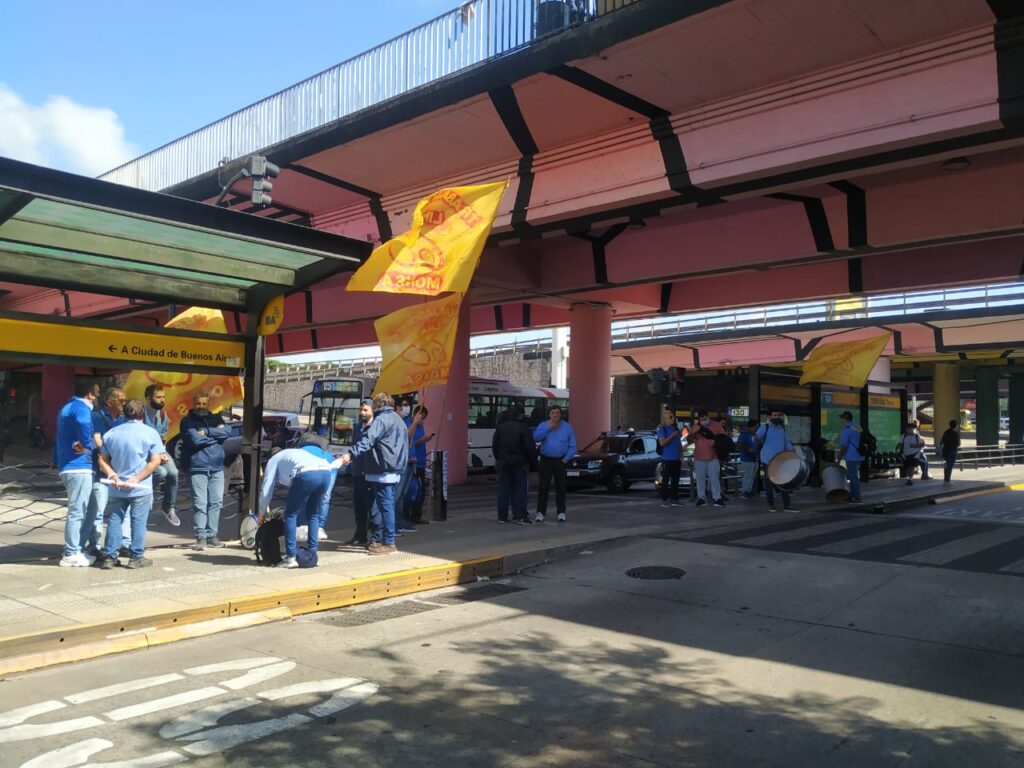 Vacunación y básico de $100.000: choferes de la línea 60 protestaron en Puente Saavedra por mejoras laborales