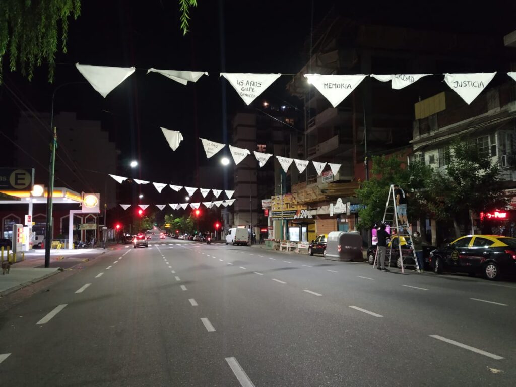 Memoria al sur de Almagro: homenaje en la Plazoleta Moreno y pañuelos blancos en avenida Belgrano