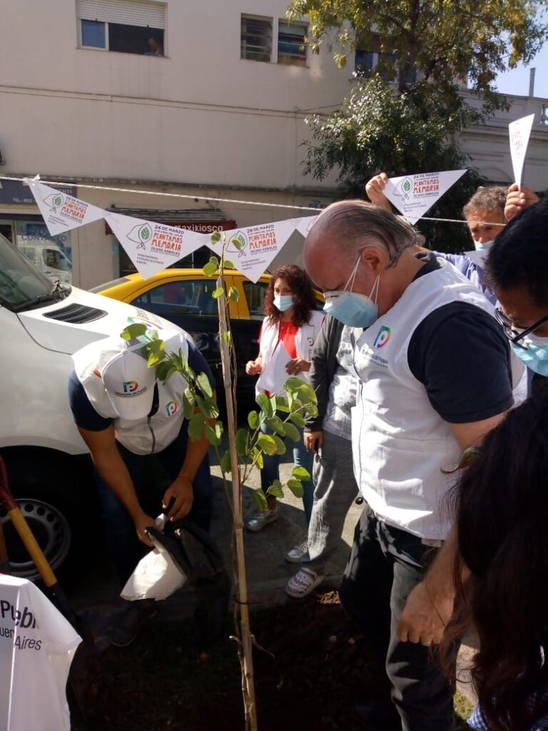 Día de la Memoria: plantaron un árbol frente al Hospital Ramos Mejía y la UNA Artes Folklóricas