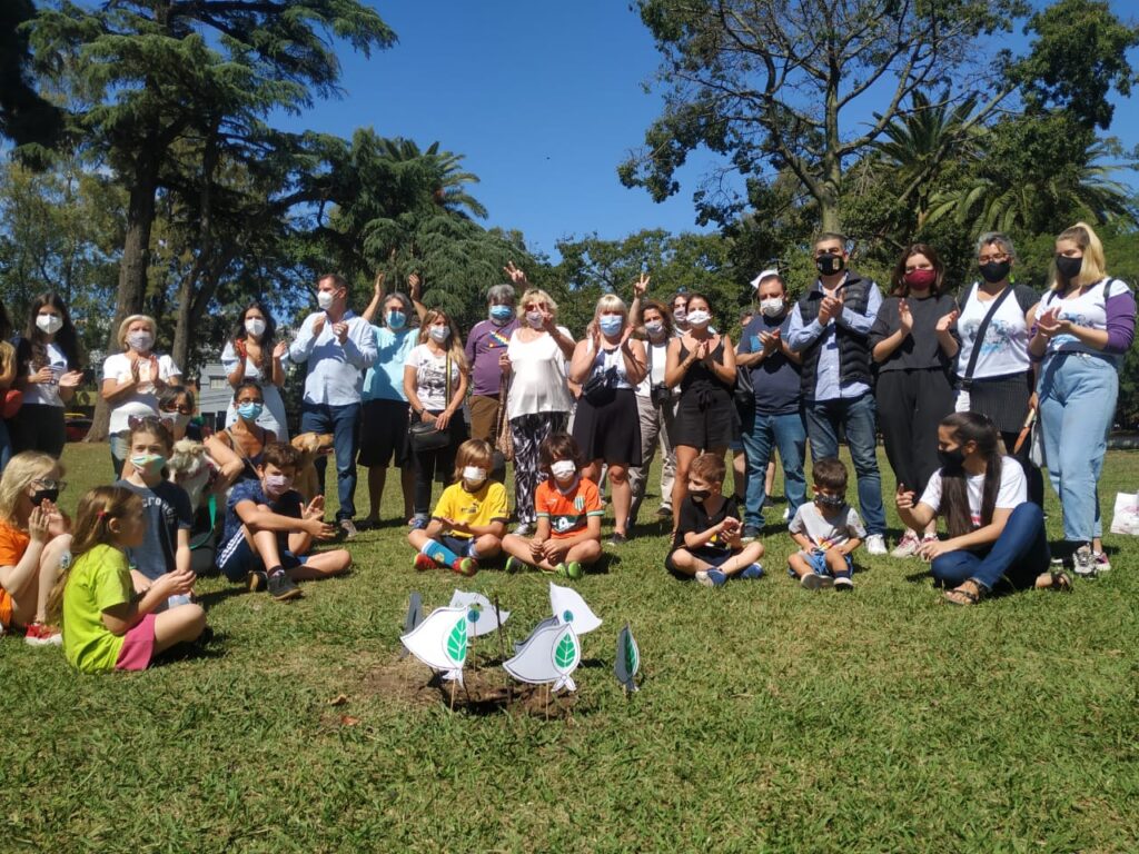 Parque General Paz: vecinos plantaron un árbol por la Memoria y colgaron pañuelos blancos