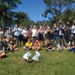 Parque General Paz: vecinos plantaron un árbol por la Memoria y colgaron pañuelos blancos