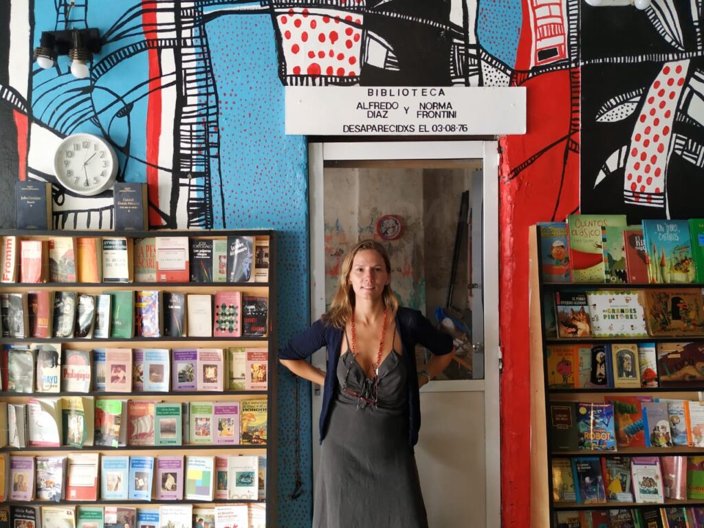 El Comedor de Santi inauguró una biblioteca en homenaje a una pareja de desaparecidos