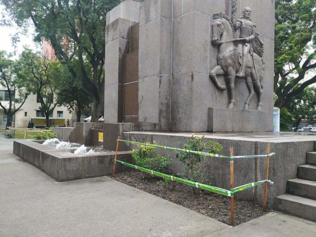 Tras su restauración, los vecinos tiran monedas a la fuente de la Plaza Echeverría