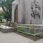 Tras su restauración, los vecinos tiran monedas a la fuente de la Plaza Echeverría