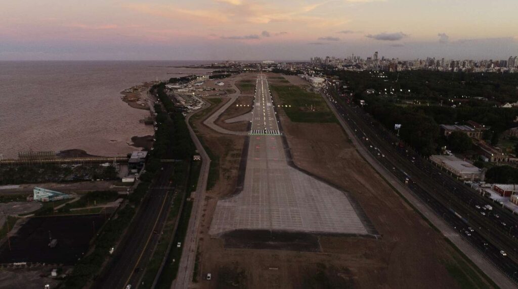 Luego de siete meses de obras, reabrió el Aeroparque con una pista nueva y centro de testeo