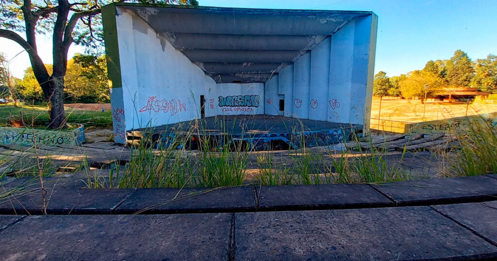 El anfiteatro del Parque Sarmiento en lamentable estado de abandono