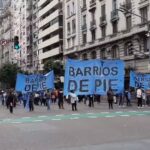 Movimientos sociales marchan en el centro porteño para exigirle al GCBA alimentos y vacunas