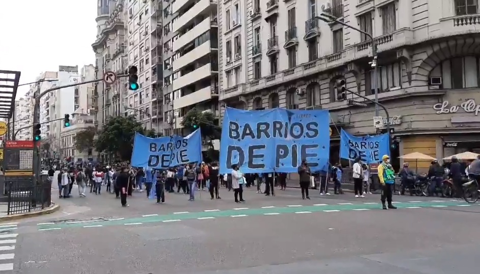 Movimientos sociales marchan en el centro porteño para exigirle al GCBA alimentos y vacunas
