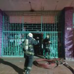 Con ocho dotaciones y un hidroelevador, los bomberos apagaron las llamas en el supermercado de Monroe