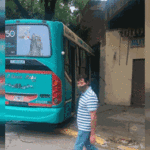 Por accidente un colectivo y una furgoneta terminaron dentro de un comercio en Mataderos