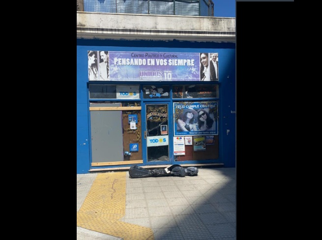 Vélez Sarsfield: arrojaron una bolsa mortuoria ante un local del Frente de Todos