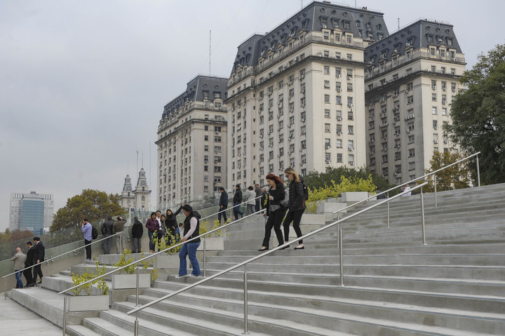 Paseo del Bajo: proponen llamar “Puente de la Igualdad” a la escalinata que comunica la Rábida con Puerto Madero