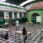 Inician las clases presenciales 90.000 estudiantes de los últimos años del secundario porteño