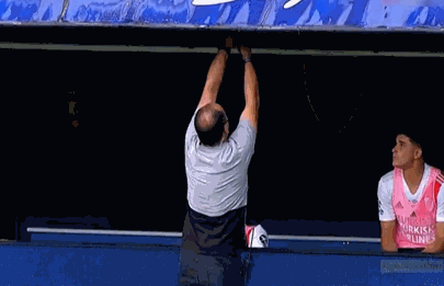 Gallardo mandó a sacar los micrófonos del banco de suplentes de la Bombonera