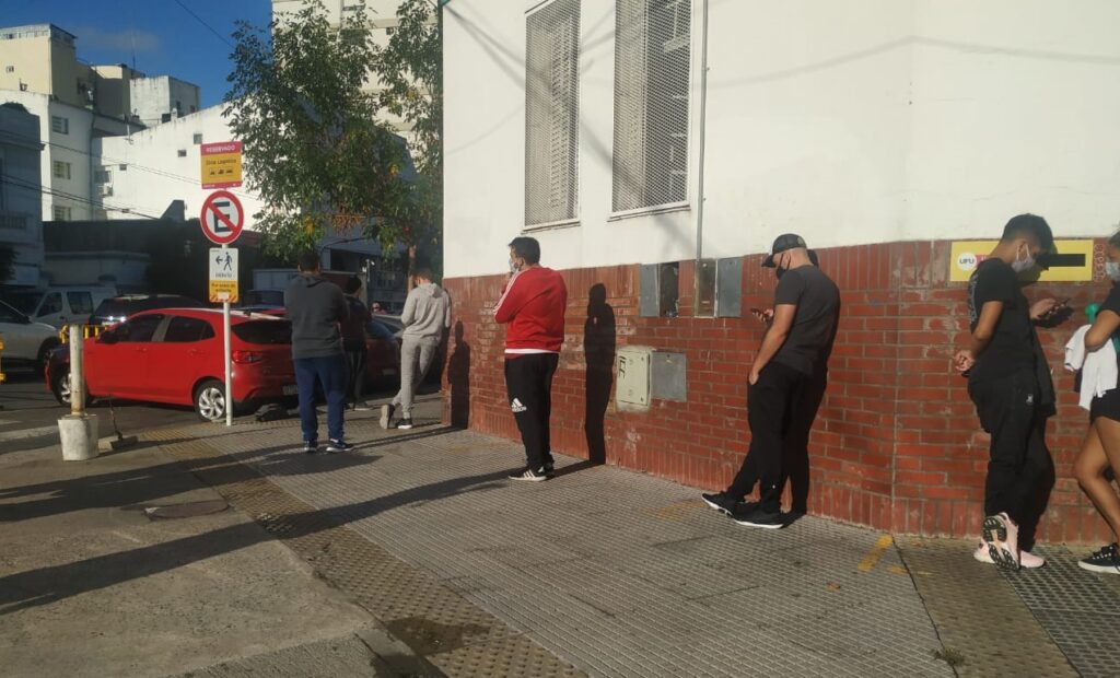 Largas colas para testearse en la Unidad Febril del Hospital Pirovano