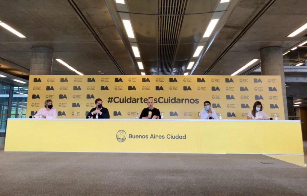 Vacunas: comenzó la inscripción para mayores de 75 años y el jueves inicia para mayores de 70