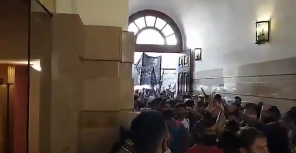 Recoleta: estudiantes ingresaron por la fuerza al Ministerio de Educación de la Nación