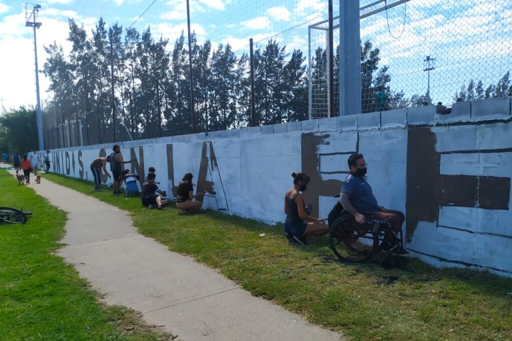 Hinchas de Platense pintaron un mural con el himno del club en la sede Mariani Dolan de Saavedra