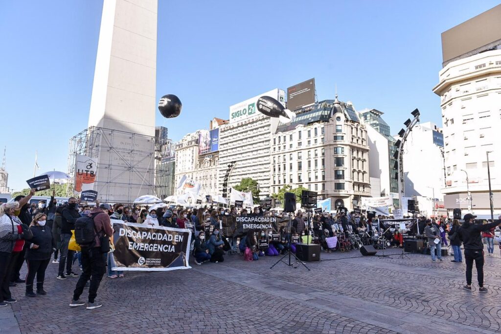 Transportistas, instituciones y personas con discapacidad protestaron frente al Obelisco