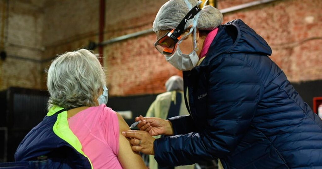 Abrieron empadronamiento para vacunación de adultos mayores de 80, personal de salud y docentes y no docentes