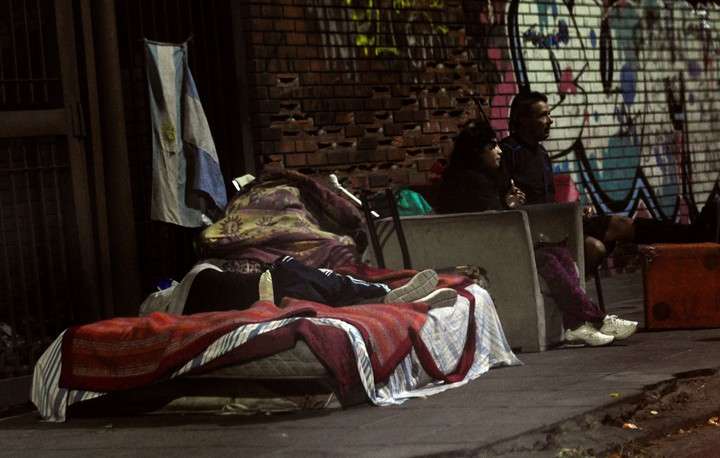 Proponen vacunar contra el Covid-19 a gente sin techo durante el censo de abril