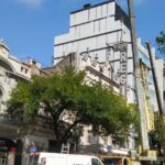 Con una grúa y a 25 metros de altura, retiraron un cartel de la fachada del Teatro Regio
