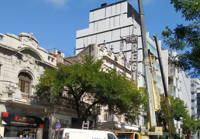 Con una grúa y a 25 metros de altura, retiraron un cartel de la fachada del Teatro Regio