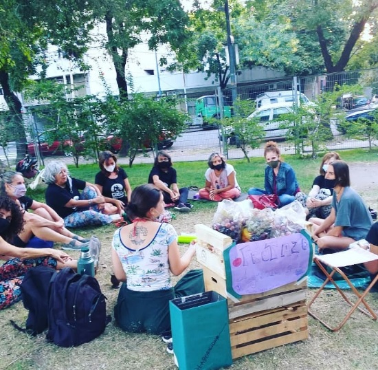 8M: reunión de mujeres en Plaza Martín Fierro organizada por el Nodo UTT – San Cristóbal