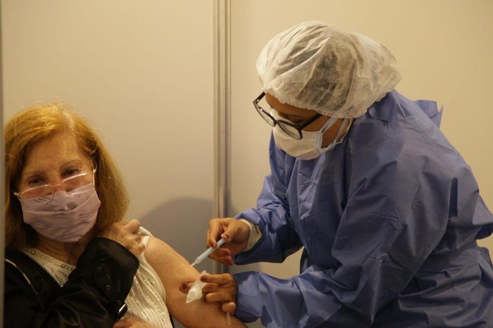 Comienza la vacunación a docentes y trabajadores de escuelas porteñas