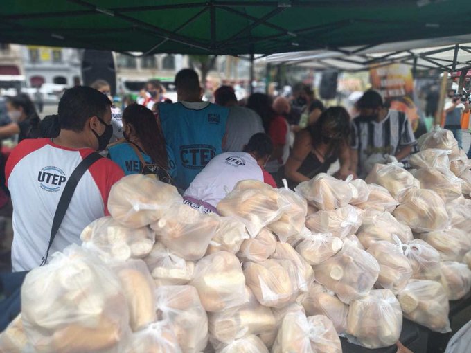 “Panazo” en Once: regalaron cientos de kilos de pan para denunciar las subas en las materias primas