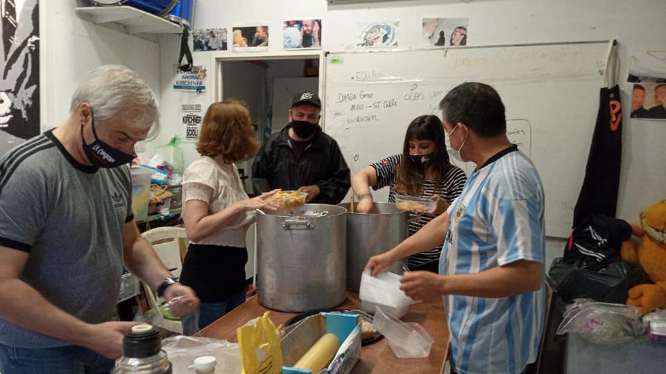 Con la llegada del frío, una olla de Saavedra asiste a 200 personas sin techo cada semana