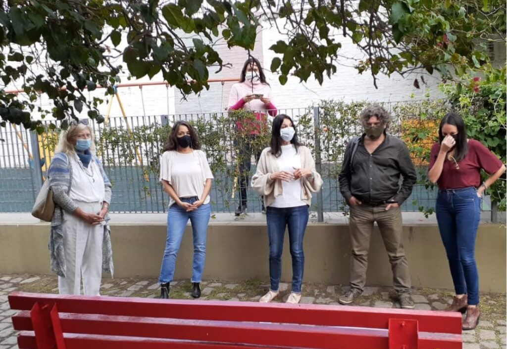 Inauguraron un Banco Rojo contra el maltrato infantil en Plaza Fumarola