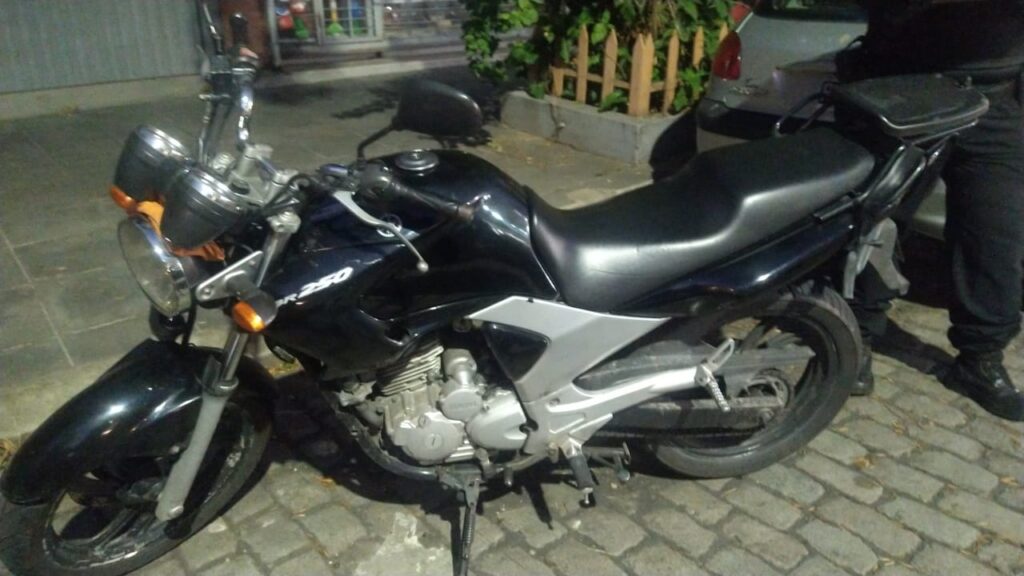 Detienen en Caballito a un motochorro que asaltó a clientes de una farmacia en Almagro