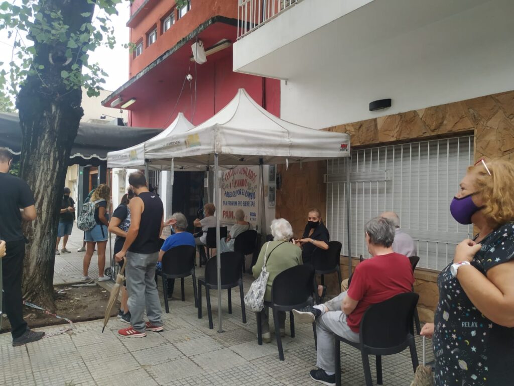 Comuna 12: desde el viernes vacunarán a mayores de 70 años en el Club Sin Rumbo