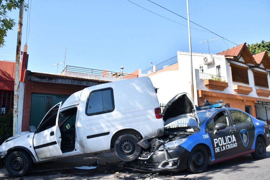 Dos detenidos tras una persecusión y choque: un delincuente recibió un disparo en la pierna