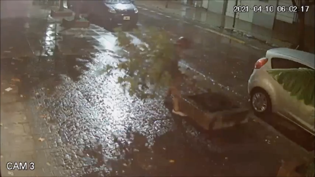 Flores: buscan testigos para dar con un hombre que arrancó y robó un limonero