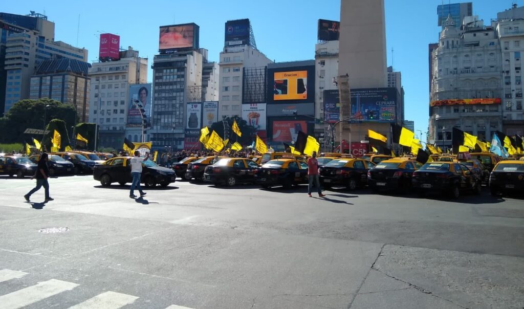 A cinco años de la llegada de Uber, taxistas protestan frente al Obelisco